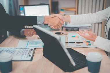 İş adamları toplantıdan sonra el sıkışırlar. Başarılı bir toplantıdan sonra ortaklarla iş görüşmeleri. Anlaşmalar için fikirler.