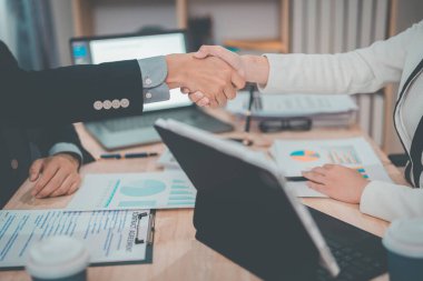 İş adamları toplantıdan sonra el sıkışırlar. Başarılı bir toplantıdan sonra ortaklarla iş görüşmeleri. Anlaşmalar için fikirler.