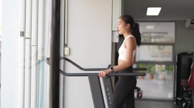 Asyalı kadınların spor salonunda egzersiz yaparken, sağlık ve sağlıklı bir yaşam tarzını desteklerken, eğitim, refah ve spor yaparken çekilmiş fotoğrafları..