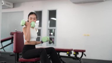 Asyalı kadınların spor salonunda egzersiz yaparken, sağlık ve sağlıklı bir yaşam tarzını desteklerken, eğitim, refah ve spor yaparken çekilmiş fotoğrafları..