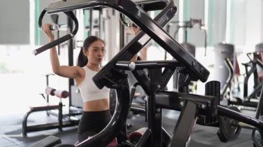 Asyalı kadınların spor salonunda egzersiz yaparken, sağlık ve sağlıklı bir yaşam tarzını desteklerken, eğitim, refah ve spor yaparken çekilmiş fotoğrafları..