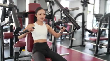 Asyalı kadınların spor salonunda egzersiz yaparken, sağlık ve sağlıklı bir yaşam tarzını desteklerken, eğitim, refah ve spor yaparken çekilmiş fotoğrafları..