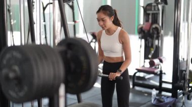 Asyalı kadınların spor salonunda egzersiz yaparken, sağlık ve sağlıklı bir yaşam tarzını desteklerken, eğitim, refah ve spor yaparken çekilmiş fotoğrafları..