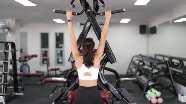 Asyalı kadınların spor salonunda egzersiz yaparken, sağlık ve sağlıklı bir yaşam tarzını desteklerken, eğitim, refah ve spor yaparken çekilmiş fotoğrafları..