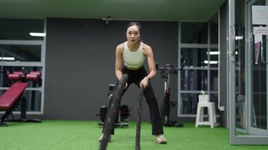 Asyalı kadınların spor salonunda egzersiz yaparken, sağlık ve sağlıklı bir yaşam tarzını desteklerken, eğitim, refah ve spor yaparken çekilmiş fotoğrafları..