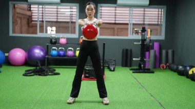 Asyalı kadınların spor salonunda egzersiz yaparken, sağlık ve sağlıklı bir yaşam tarzını desteklerken, eğitim, refah ve spor yaparken çekilmiş fotoğrafları..