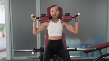 Asyalı kadınların spor salonunda egzersiz yaparken, sağlık ve sağlıklı bir yaşam tarzını desteklerken, eğitim, refah ve spor yaparken çekilmiş fotoğrafları..