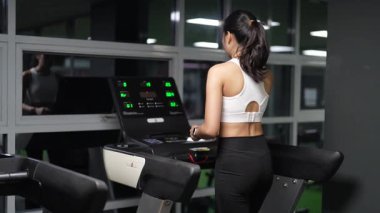 Asyalı kadınların spor salonunda egzersiz yaparken, sağlık ve sağlıklı bir yaşam tarzını desteklerken, eğitim, refah ve spor yaparken çekilmiş fotoğrafları..