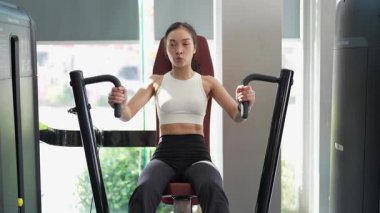 Asyalı kadınların spor salonunda egzersiz yaparken, sağlık ve sağlıklı bir yaşam tarzını desteklerken, eğitim, refah ve spor yaparken çekilmiş fotoğrafları..