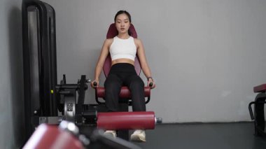 Asyalı kadınların spor salonunda egzersiz yaparken, sağlık ve sağlıklı bir yaşam tarzını desteklerken, eğitim, refah ve spor yaparken çekilmiş fotoğrafları..