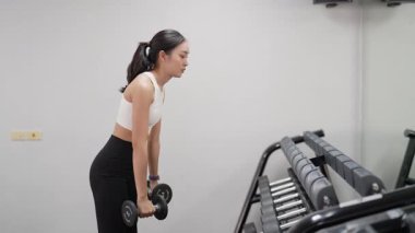 Asyalı kadınların spor salonunda egzersiz yaparken, sağlık ve sağlıklı bir yaşam tarzını desteklerken, eğitim, refah ve spor yaparken çekilmiş fotoğrafları..