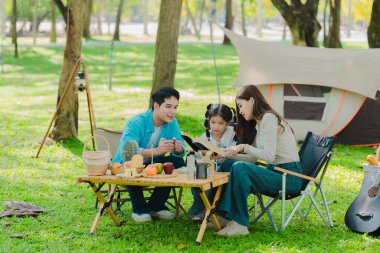 Konsept, Asyalı ailelerin parkta birlikte kamp yapmaktan keyif almalarını tasvir ediyor..