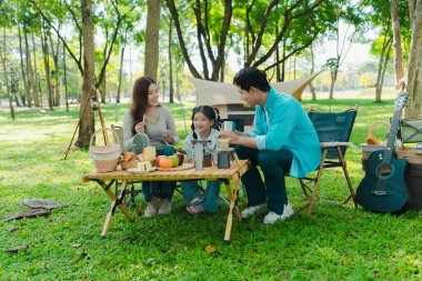 Konsept, Asyalı ailelerin parkta birlikte kamp yapmaktan keyif almalarını tasvir ediyor..