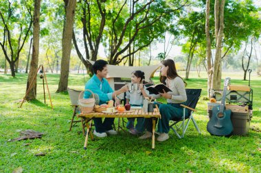 Konsept, Asyalı ailelerin parkta birlikte kamp yapmaktan keyif almalarını tasvir ediyor..