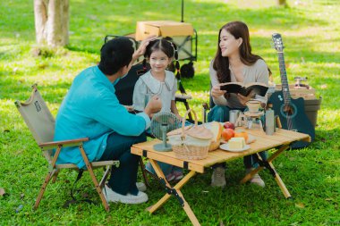 Konsept, Asyalı ailelerin parkta birlikte kamp yapmaktan keyif almalarını tasvir ediyor..