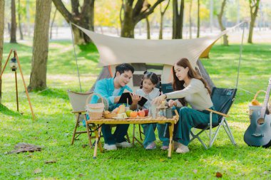Konsept, Asyalı ailelerin parkta birlikte kamp yapmaktan keyif almalarını tasvir ediyor..