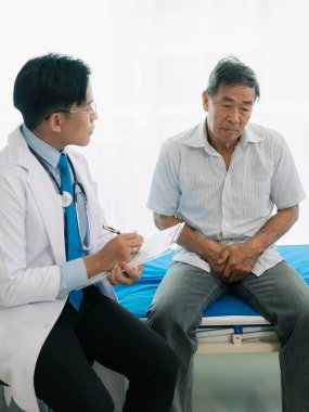 Asyalı bir erkek doktor ve hastası hastane yatağında büyümüş bir prostat hakkında konuşuyorlar. Sağlık ve tıpla ilgili kavramlar tartışılıyor.