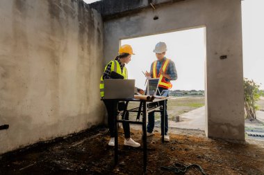 Çevre dostu ofislerde çalışan iş adamları, iş toplantıları, yaratıcı iş fikirleri ve çevre dostu profesyonel öğretim.