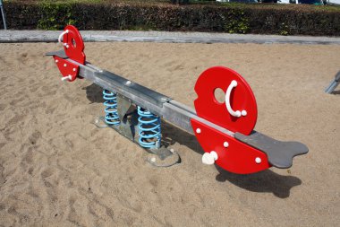 Çocuklar tahterevalli kumlu oyun üzerinde