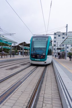 Barselona - İspanya; 6 Ekim 2025: Barselona tramvayı Glories 'de yeşil hareketlilik ve modern şehir altyapısını gösteriyor