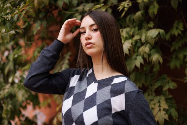 Genç kadın Barcelona gezinti güvertesinde tek başına poz veriyor, günlük giysiler, kameraya bakıyor, doğal gülümseme ve rahat poz veriyor..