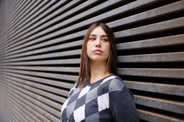 Güzel genç bir kadın Barcelona Köprüsü 'nde tek başına duruyor, günlük kıyafetleriyle, kameraya özgüvenle bakıyor, canlı şehir yaşam tarzını görüntülüyor..