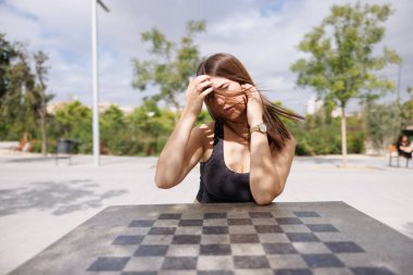 Güzel genç bir kadın Barselona 'nın balkonunda yalnız başına, günlük giysiler, kameraya bakıyor, kendine güvenen doğal bir gülümseme, mükemmel bir fotoğraf çekimi sahnesi..