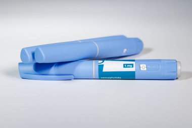 Sekmülutit enjeksiyon kalemleri, steteskop ve sağlık izleme ve glikoz yönetimini sembolize eden haplarla yatıyordu..