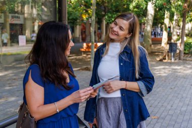 Seyahat ortakları kağıt harita üzerinde yönleri kontrol ediyor, bir şehir macerası ve gezi deneyimi için hazırlanıyor.