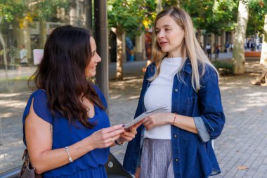Birlikte şehir maceralarını planlarken yeni yerler keşfeden mutlu genç kadınlar.