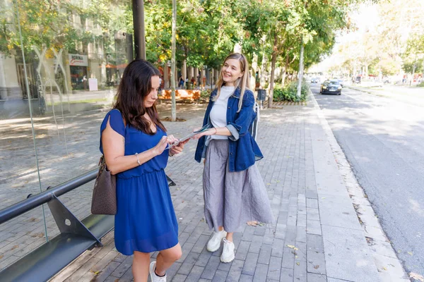 Gezilerine devam etmeden önce şehir haritasını inceleyen iki neşeli arkadaş.