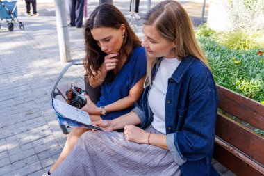 Doğanın, sohbetin ve seyahatin keyfini çıkarırken bir yandan da şehirde nereye gideceklerine karar veriyorlar..