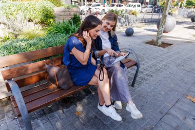 Arkadaşlar sabah ışığı altında gezi planlarını düzenlemek için kısa bir mola verirler.