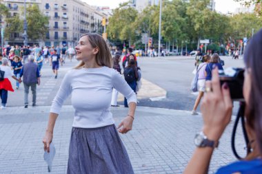 Mutlu kadınlar tarihi bir anıtın yanında eğlenerek gezmekten ve anıları yakalamaktan hoşlanırlar..