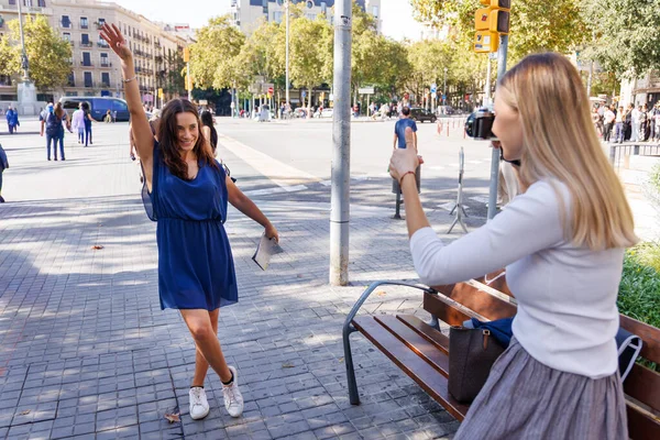 Kahkaha ve arkadaşlık, yeni yerler keşfetmekten ve hatırlanmaya değer fotoğraflar çekmekten keyif aldıkça havayı dolduruyor..