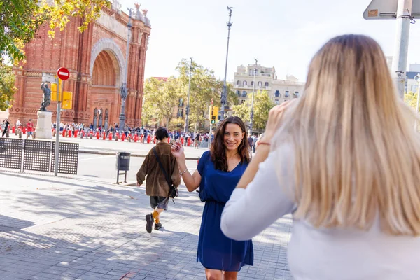 Arkadaşlığın ve seyahatin özünü yakalıyorlar, gezi günlerini belgelemek için gülümsüyorlar..