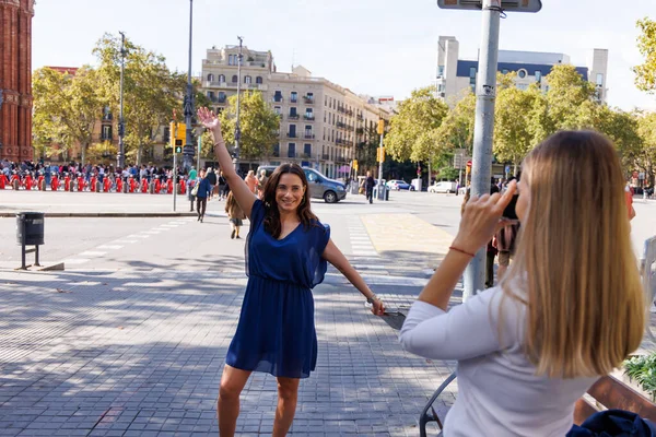 Turist arkadaşlar keşfederler, gülerler ve doğal olarak poz verirler. Seyahat deneyimlerini anılara dönüştürürler..