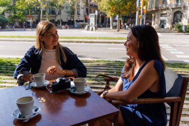 İfadeleri keşfin sevincini ve paylaşılan deneyimleri ifade eder..