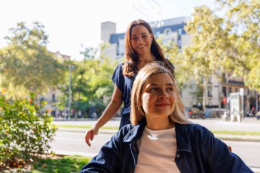 Sıcak dostluk ve keşif havası gelişigüzel bir şehir atmosferinde yakalandı..