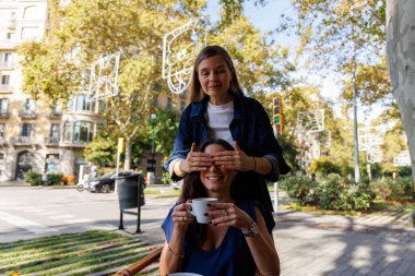 İki gezgin, şehir keşifleri için merak ve heyecan gösteren bir harita üzerinde varış noktalarını tartışıyor..