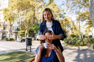 İki kadın haritada yer arıyor, bir gezi gününde merak ve macera gösteriyorlar..