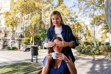 İki genç kadın modern bir şehir ortamında birlikte vakit geçiriyorlar. Mutluluğu, gençliği ve arkadaşlığı simgeliyorlar..