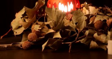 Cadılar bayramı için balkabağı ve mumlar