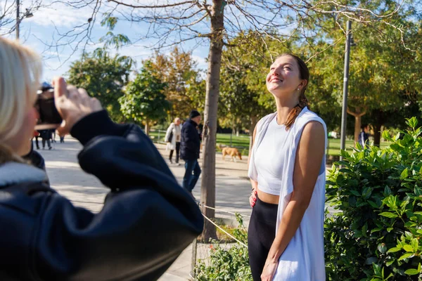 İki arkadaş parkta yürürken hatıraları yakalamak için bir retro kamera kullanıyor. Sıcak ve samimi bir anı paylaşıyorlar..