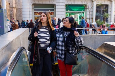 Bir anne ve kızın sohbet etmekten ve geçtikleri dükkanları keşfetmekten zevk aldığı tarihi sokaklarda nazik bir gezinti..