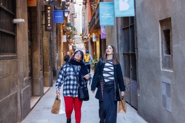 Anne ve kızının tarihi sokakları keşfettiği sıcak bir sahne..