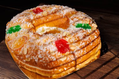 Köy ahşap bir masa üzerinde şekerli meyveli otantik Epifani pastası. Bu mevsimlik tatlı İspanyol Noel ve bayram geleneklerinin temelidir....