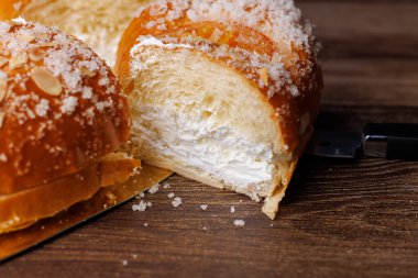 Lezzetli İspanyol Kralları pastası, bol krema tabakası ve koyu ahşap bir yüzey üzerinde şekerli meyveler. Üç Krallar Günü için mükemmel bir tatlı.!!