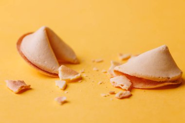 Canlı sarı arka planda geleneksel Asya atıştırmalıkları. Bu altın fal kurabiyeleri, kaderi ve miras temalarını göstermek için mükemmeldir.!!