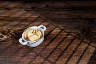 Siyah ahşap bir yüzey üzerinde beyaz bir kâse içinde hakiki şans kurabiyeleri. Bu gevrek ikramları şans ve ay geleneklerini resmetmek için gereklidir..